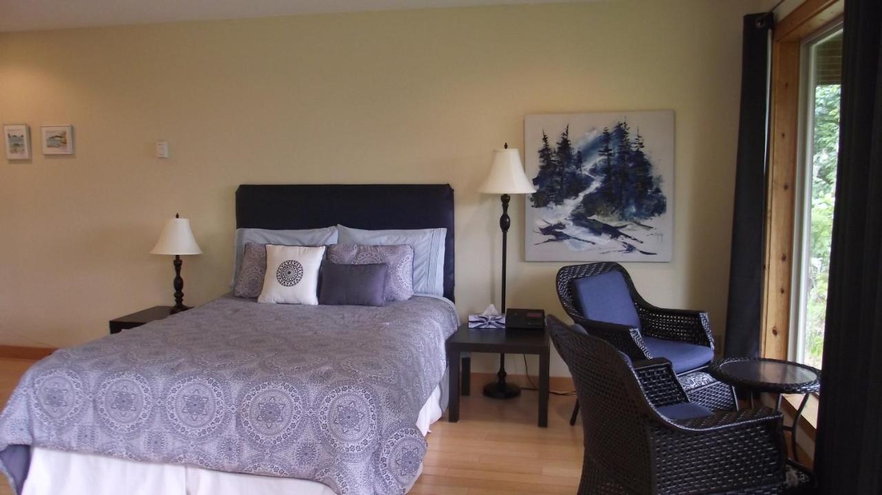 Secret Cove Cottage Suites Halfmoon Bay Экстерьер фото